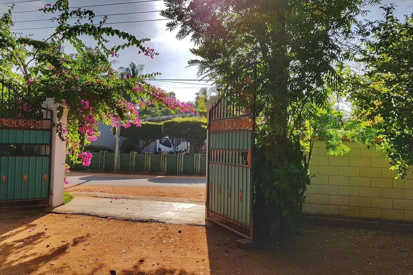 Saubagya Inn Anuradhapura Esterno foto